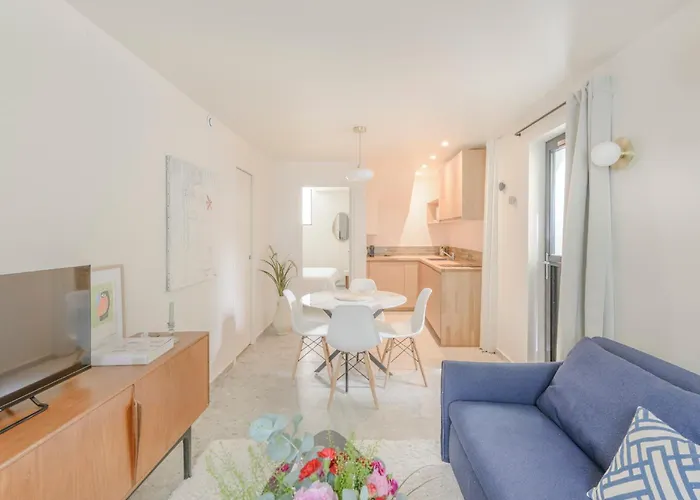 Maison Alcome - Elegant Artist's With Private Garden בית הארחה 4*