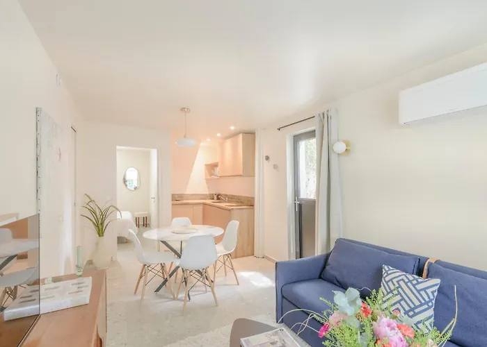 Maison Alcome - Elegant Artist's With Private Garden בית הארחה 4*